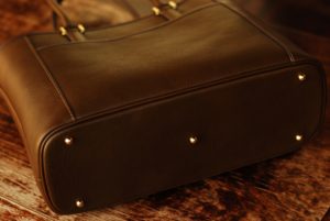 ビジネストートバッグ　『Mトート』　底と底鋲　